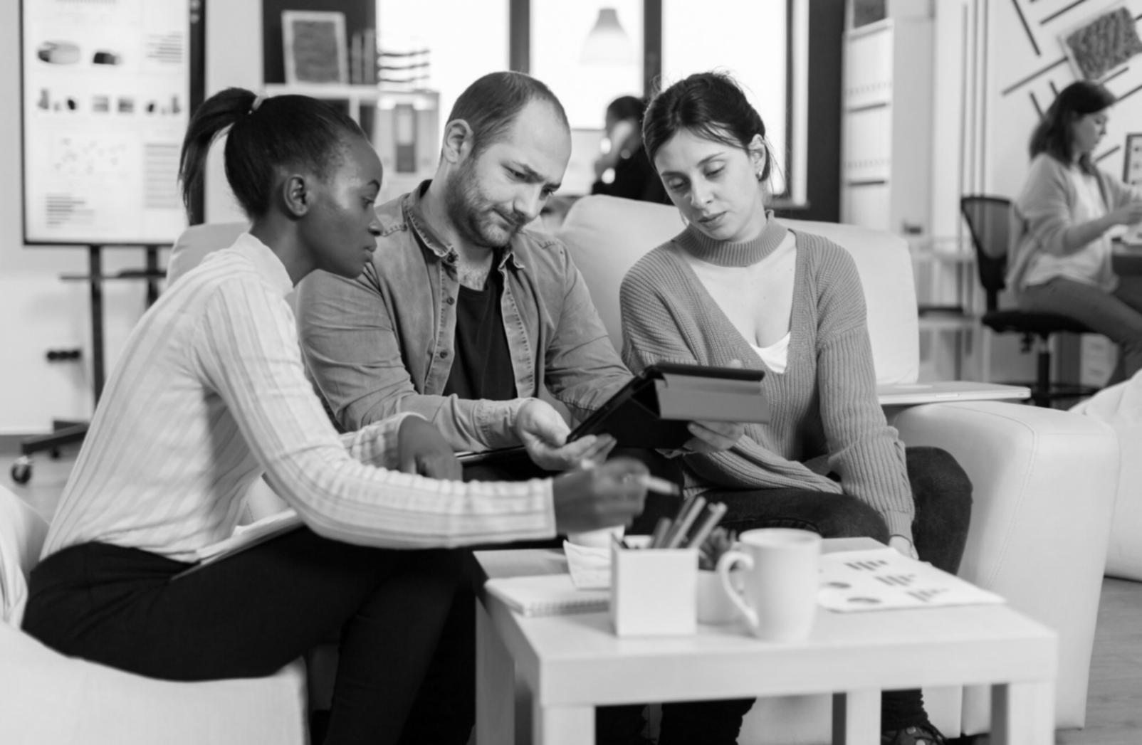 Teilnehmer arbeiten gemeinsam an Finanzmodellen